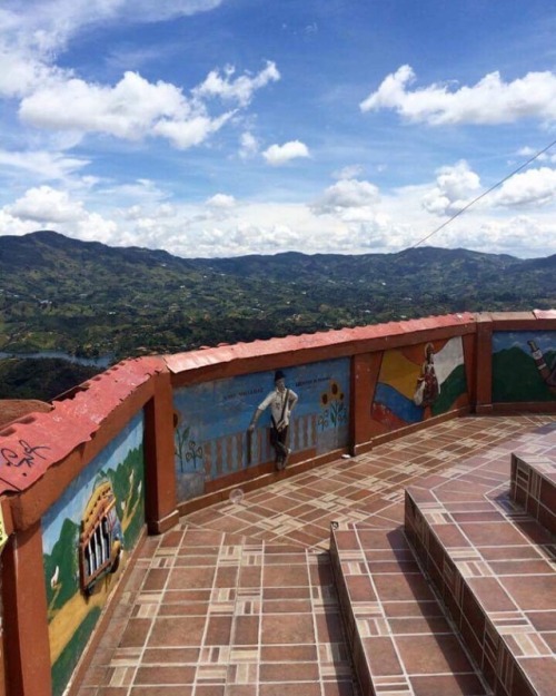 #guatape #pueblo #Colombia #elpenol #elpeñol #bigassrock at the top!!!! There is a lower top and then a tippy tippy top top 😆  #wemadeit #reachedtgetop #missionaccomplished #Colombia #SouthAmerica #🇨🇴 #lost #lostnachos #lostnachos2017