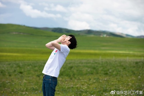dailyexo: Lay - 180709 Zhang Yixing Studio’s weibo update: “今晚，张艺兴 在草原给大家寄出最深的想念。&rdquo
