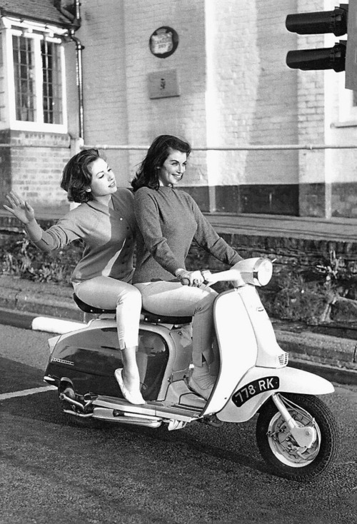 girlsandmachines:June Palmer and Eve Eden.