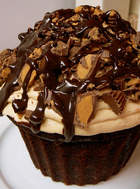 prettygirlfood:  Reese’s Giant Cupcake: Chocolate Ganache Filled Cupcake, topped