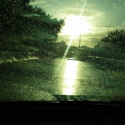 Mirando de frente #morning #sunrise #daily #street #Santurce #rain #reflejo