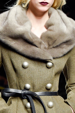 dress-this-way: fashionsprose:  Details at