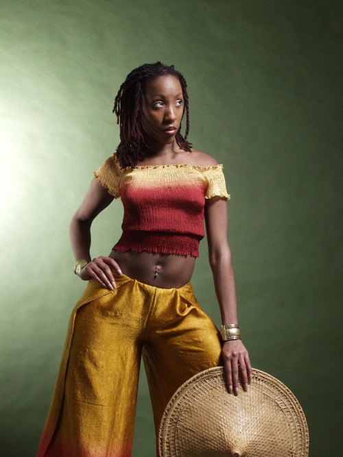 queenlionesss:  These are all RAW images from one of my first photo shoots back in 2004.  I had just graduate college in 2003 with a degree in Exercise and Sports Science and Nutrition. I was working as a trainer and wanting to get into fitness modeling. 
