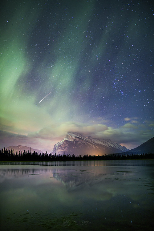 theencompassingworld:  motivationsforlife:  Night of the Taurids by Paul Zizka //