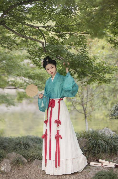 hanfugallery:chinese hanfu | waist ornaments oxalis knots酢浆草结 + pleated skirts baidiequn百迭裙