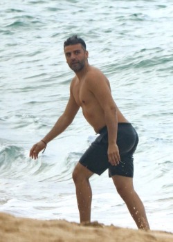 myontologyhasanxiety: mapcus:  thejoeboard:  Oscar Isaac being a whole course meal in Hawaii.  A 10 course meal with 3 different desserts tbfh   Space Daddy 