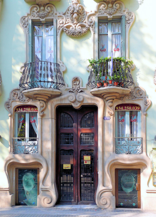 useless-catalanfacts:Detalls de l'arquitectura modernista de Barcelona.Details of Barcelona’s modern