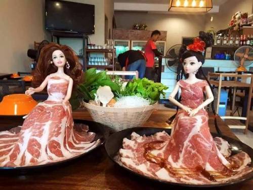 asterkurayami:Uhm…My mom sent me pictures she came across of a Shabu Shabu restaurant using dolls as the…erm…meat hangers.