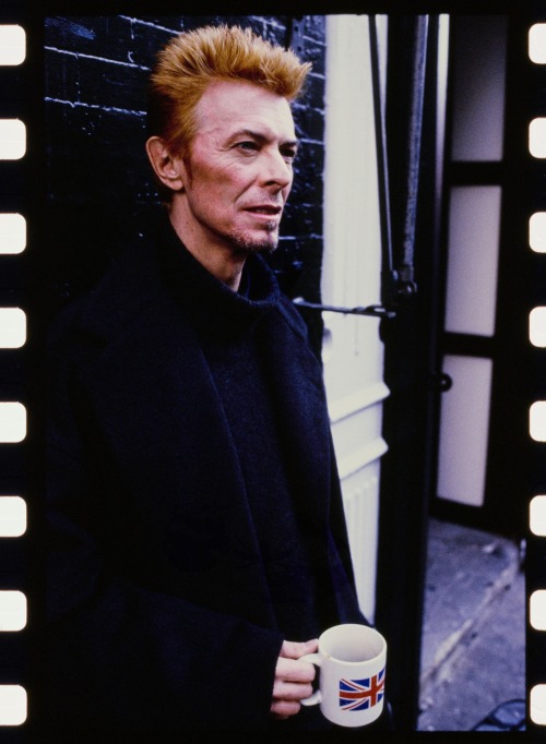 night-spell:David Bowie outside Tea and Sympathy in Greenwich Village, New York City, 10th January