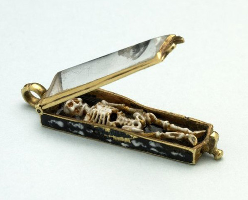 bela-legoshis-dead:themacabrenbold:Memento mori pendant, made in France in the 16th century@onpyre