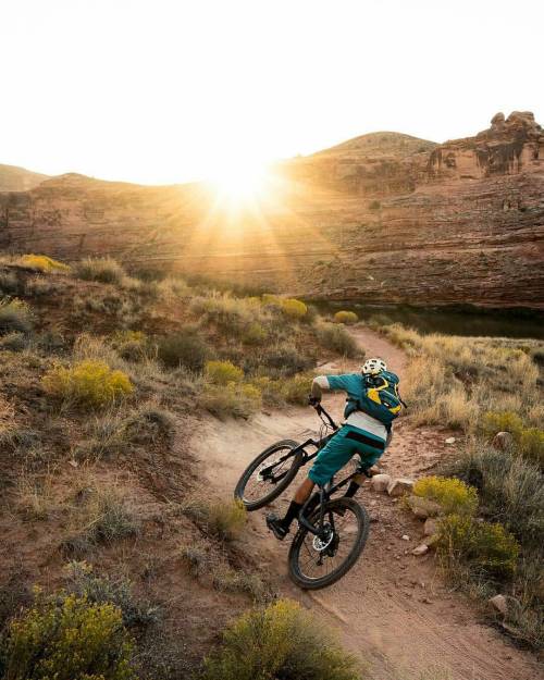 blog-pedalnorth-com:  @Regrann_App from @yeticycles - Yeti ambassador @sam_seward ripping one last l