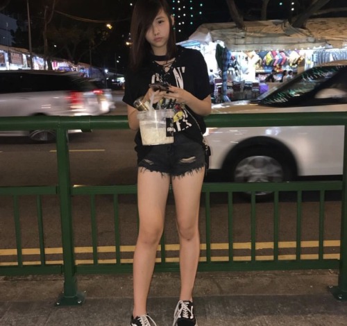 tenaciouspersonainternet: Cute horny xmm that loves showing her ass. Loves to let guys touch her dur