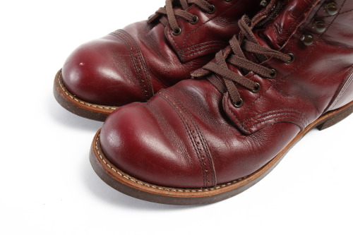 red-wing-shoes-taiwan:  Red Wing - Work Heritage, Munson Iron Range #8012 in Burgundy “Settler” Leather. 昨天為大家所介紹了Dr. Munson Boot，今天則是為大家介紹13-14秋冬所推出的Munson Iron Range。這個鞋款的特色方面在於結合了Munson