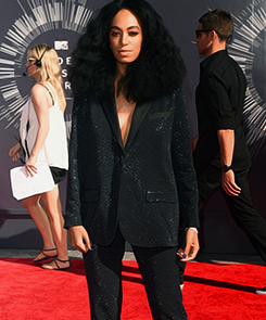 enticingviolets:  subtlecrystalorbs:  effyeahsol-angel:  2014 VMAs   Slayed  Wife