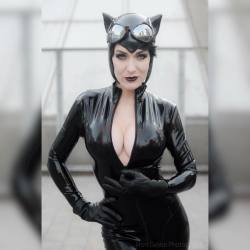 kristenhughey: Here is a new print that I added for my Cyber Weekend Sale at www.shopkristenhughey.com!  Get 40% off all prints &amp; magazine bundles w/ promo code ITSFRIDAY 😺  #happycaturday #catwoman #kristenhughey #cosplay #dc #comics #BlackFriday