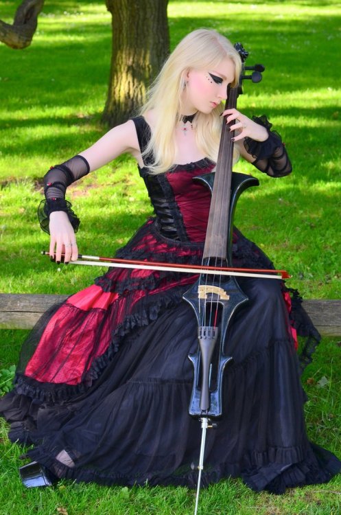 justbeautifu:  Romantic Gothby Maria Amanda