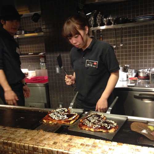 Au “Kyo-chabana”, un teppanyaki ( restaurant à plaque chauffante) de Kyoto où même les serveuses son