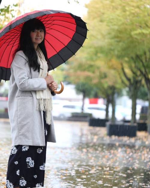 私のお気に入りの傘雨は苦手だけどお気に入りの傘が使えるからちょっと楽しい・#雨#rain#台風#typhoon#hurricane#傘#umbrella#お散歩#walk#選挙#election#女の