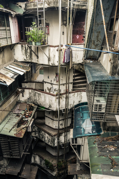 bellatorinmachina: Hong Kong, Nanjichang A vintage 1960s era KMT public housing project in Wanh