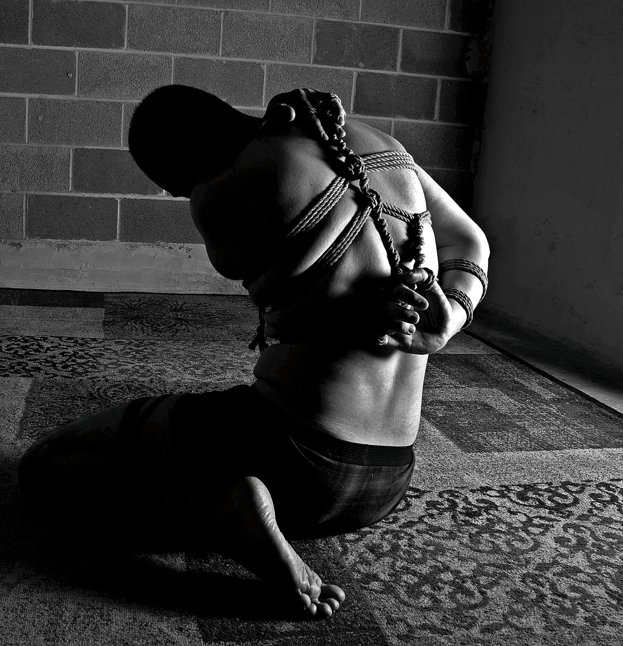photosropeandflowers:  Model: WanderingCire Rope and Photography: Me