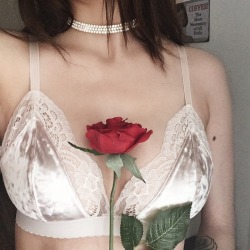 lovesleepyheead:  Feel like an angel with the new bra 🕊