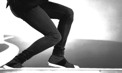blessyeol:  Chanyeol’s beautiful legs and cheeks (｡◕‿◕｡) 