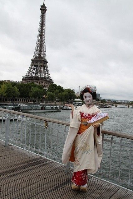 XXX geisha-kai:  Maiko in Paris! So, at the beginning photo