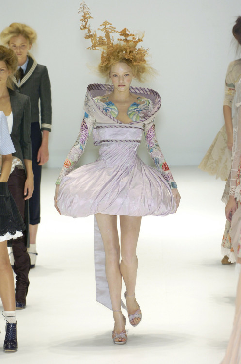 Ensemble‘It’s Only a Game’Spring/Summer 2005Alexander McQueenDress and obi-style sash of lilac and s