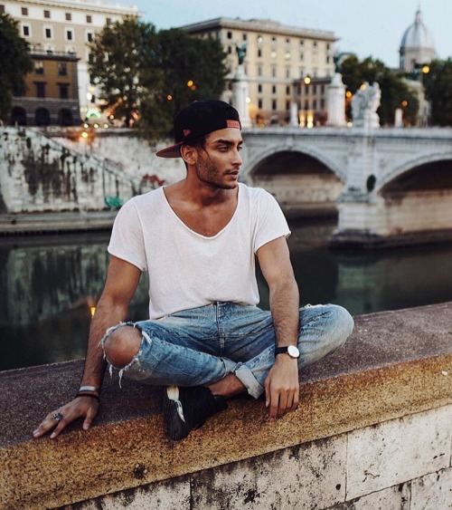 jboysthree:  👑 JEZEBEL’S HUNK OF THE DAY 👑  Why he always looking at me like that? Lmfao 😉  Follow me:J-Boys 3 