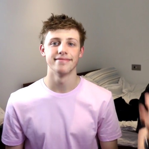 sdmnicons:  harry in pink is my new fave thing ngl