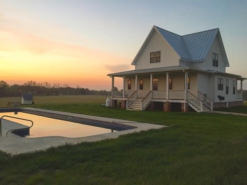 MyGeorgiaFarmhouse @instagramA Gorgeous Georgia FarmHouse (Her name should be) Swoon Lordy Lord!Chec