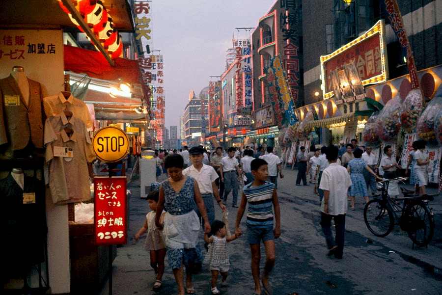 fuckanimals:  Shoppers fill Tokyo’s neon-lit shopping district at twilight, November