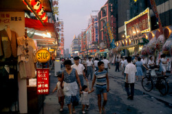 fuckanimals:  Shoppers fill Tokyo’s neon-lit