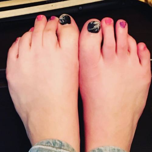 #rainbowtoes #timeforachange #timeforapedicure #doitmyselfpedi #size12 #footfetishnation #undermyfee