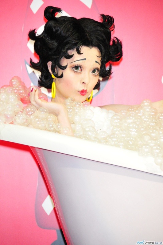 kyarypamyupamyusuperfan:    Kyary Pamyu Pamyu at a Coca Cola Japan press conference! view