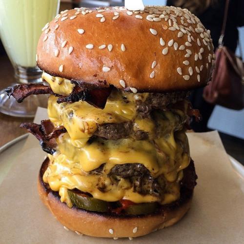 yummyfoooooood:  Huge Bacon Cheeseburger 