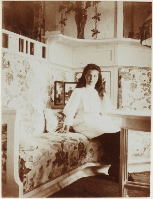 thelastromanovsofrussia:Olga, Tatiana and Maria with Alexandra in her reception room at the Lower Da