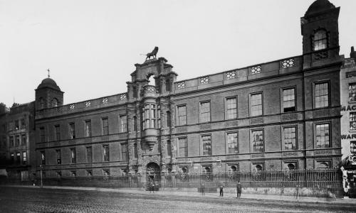 (via Northumberland House: Build around 1605 London, as a noble residence, was demolished in 1874 fo