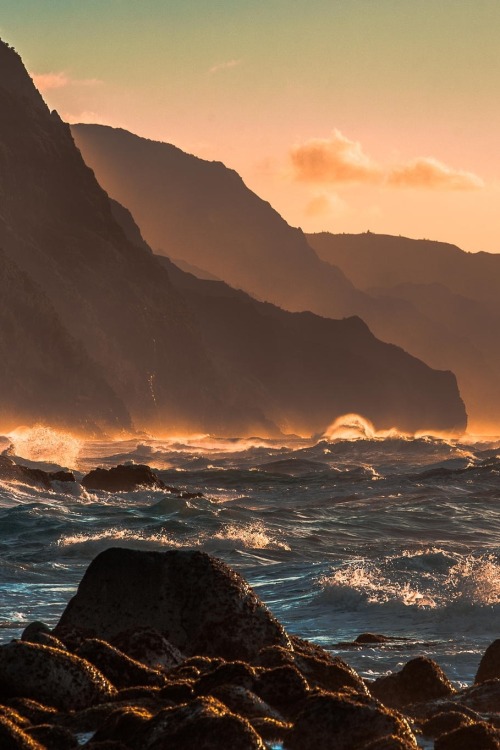 visualechoess:  Ke'e sunset - © Judicael Aspirot | ᶹᶥᶳᶸᵃᶩᶳ 