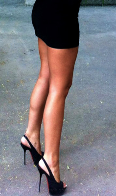 stillheels:  If you like this picture please share and visit http://stillheels.tumblr.com 