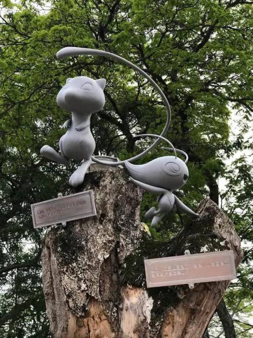 stormesandshowers: retrogamingblog: Pokemon statues have been mysteriously popping up in parks in Br