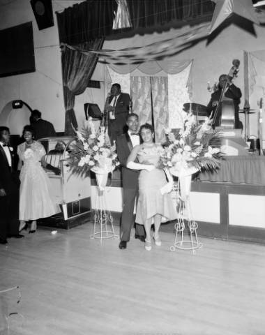 An Amitie Club function at a dance hall in Denver (Colorado, 1959[?])A jazz band is playing on the s