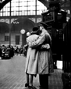 onscreenkisses: Farewells at Penn Station by Alfred Eisenstaedt for ‘LIFE Magazine’