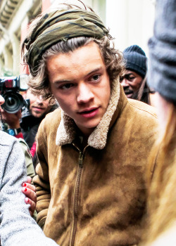 harrystylesdaily:  Shopping in Soho. 11/26