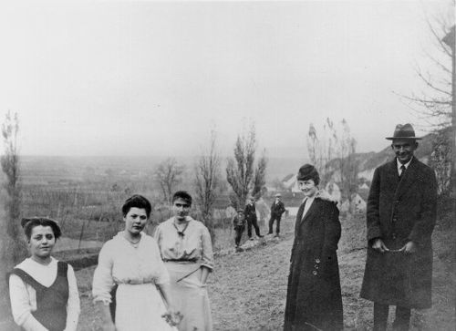 kafkaesque-world:Franz Kafka (right) with, from right, his secretary Julie Kaiser, his sister Ottla,