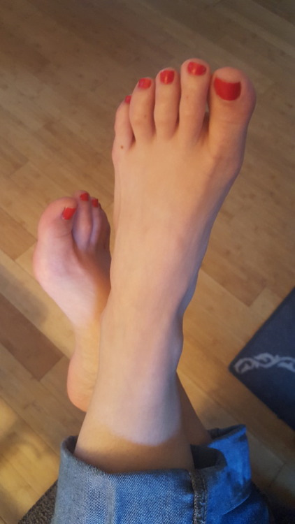 My pretty wifes sexy arch and toes.please comment