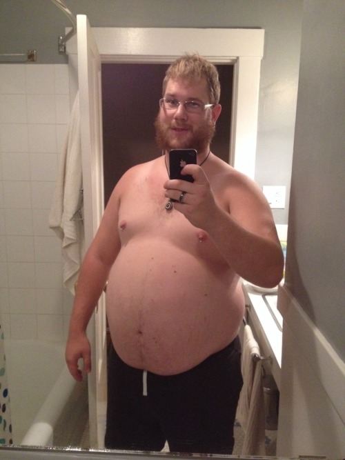 growbretgrow:  Beer bloat, thanks to a friend and several brews. :)
