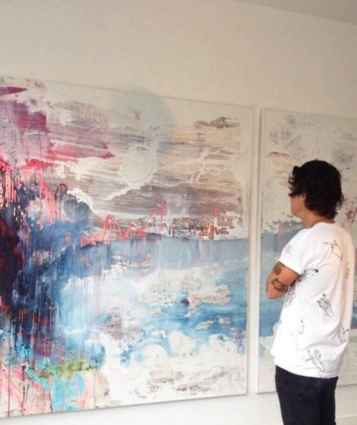 best-larry-manip: In both pictures Harry is admiring ART.
