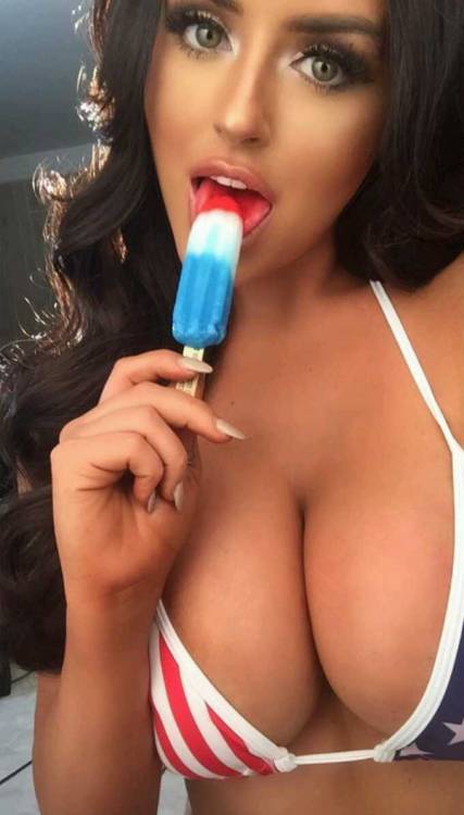 liamdjoyce85:  Abigail ratchford big cleavage