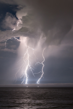 plasmatics-life:  Lightning on the Pacific Ocean ~ By Alan Grinberg  